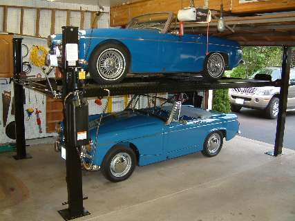 Double stacking cars with a seervice lift
